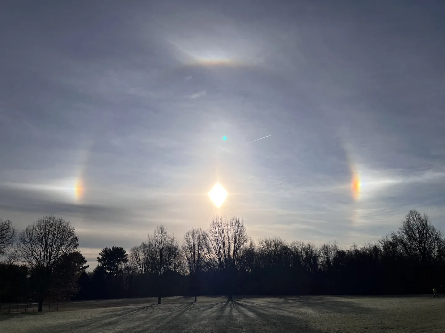 天空隐秘的奇观：幻日的绚丽舞台